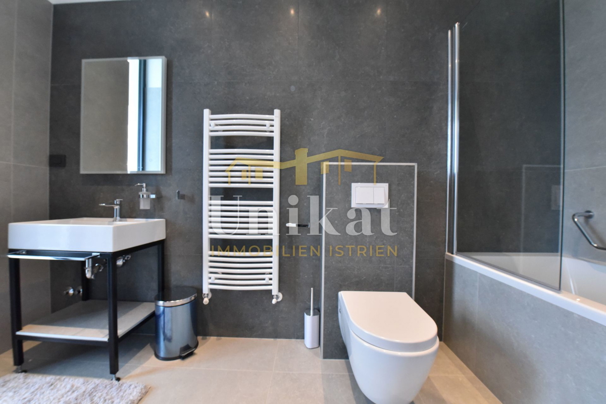 Villa moderna circondata dal verde con vista sul mare